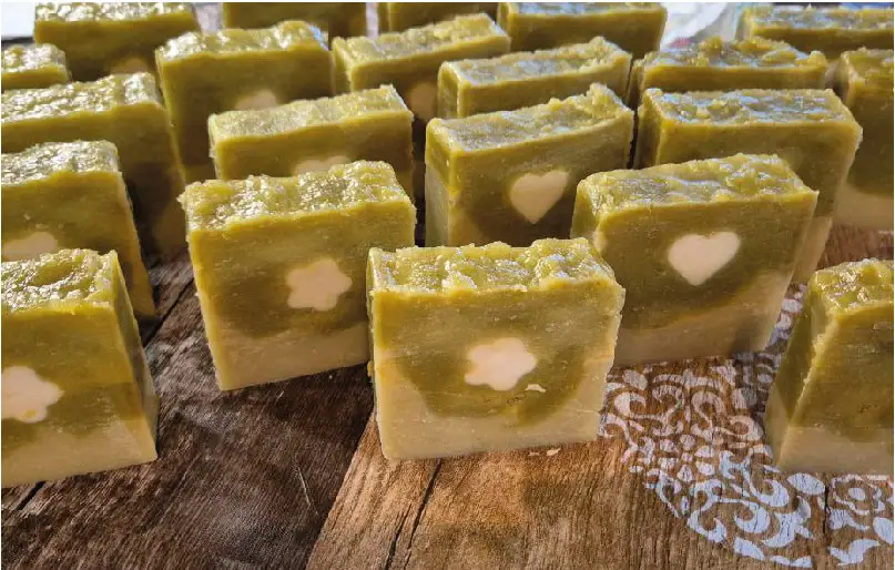 Ein Stapel Naturseifen auf einer Holzunterlage